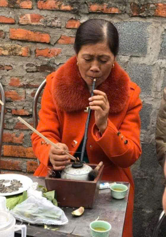 Phụ nữ có hút điếu bát không?