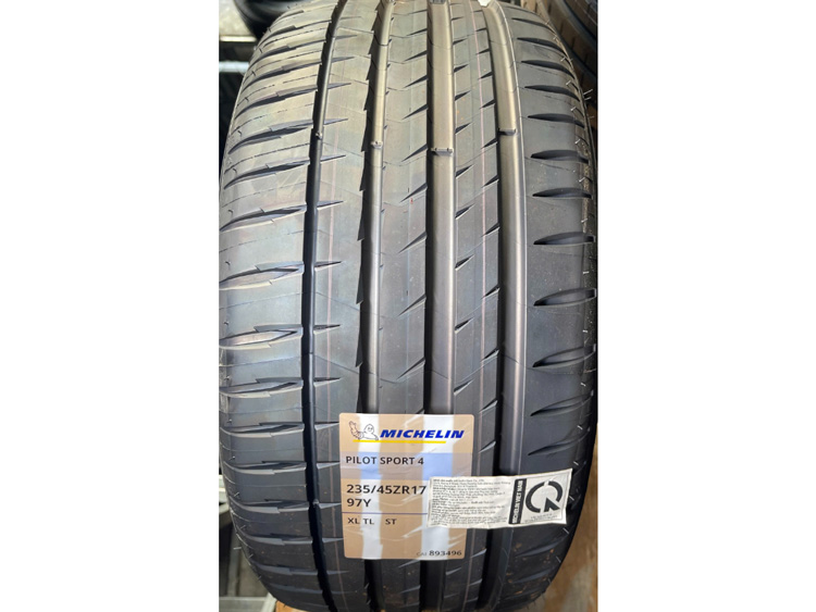 235/45/ZR17<br>Michelin hoa Pilotsport 4